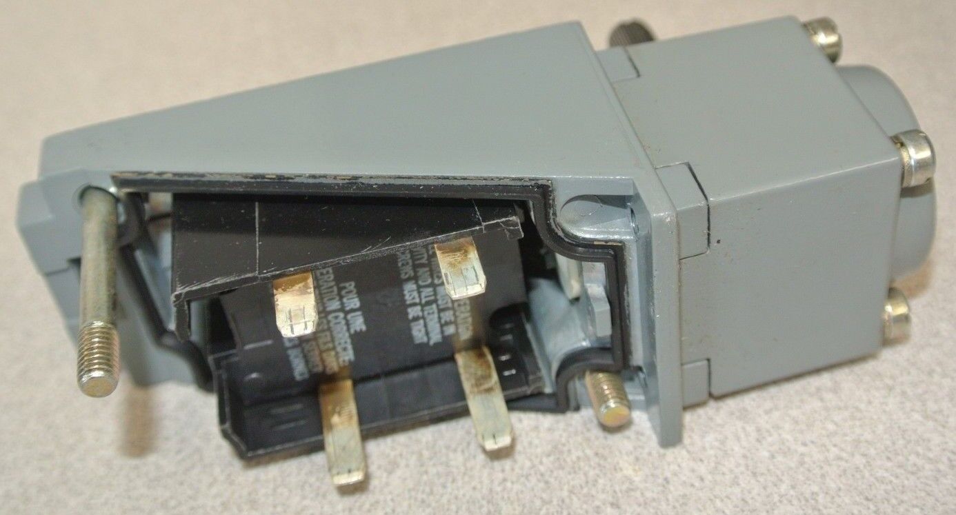 ALLEN-BRADLEY 802T-A2P Ser. F / OILTIGHT PLUG-IN LIMIT SWITCH / NEW SURPLUS