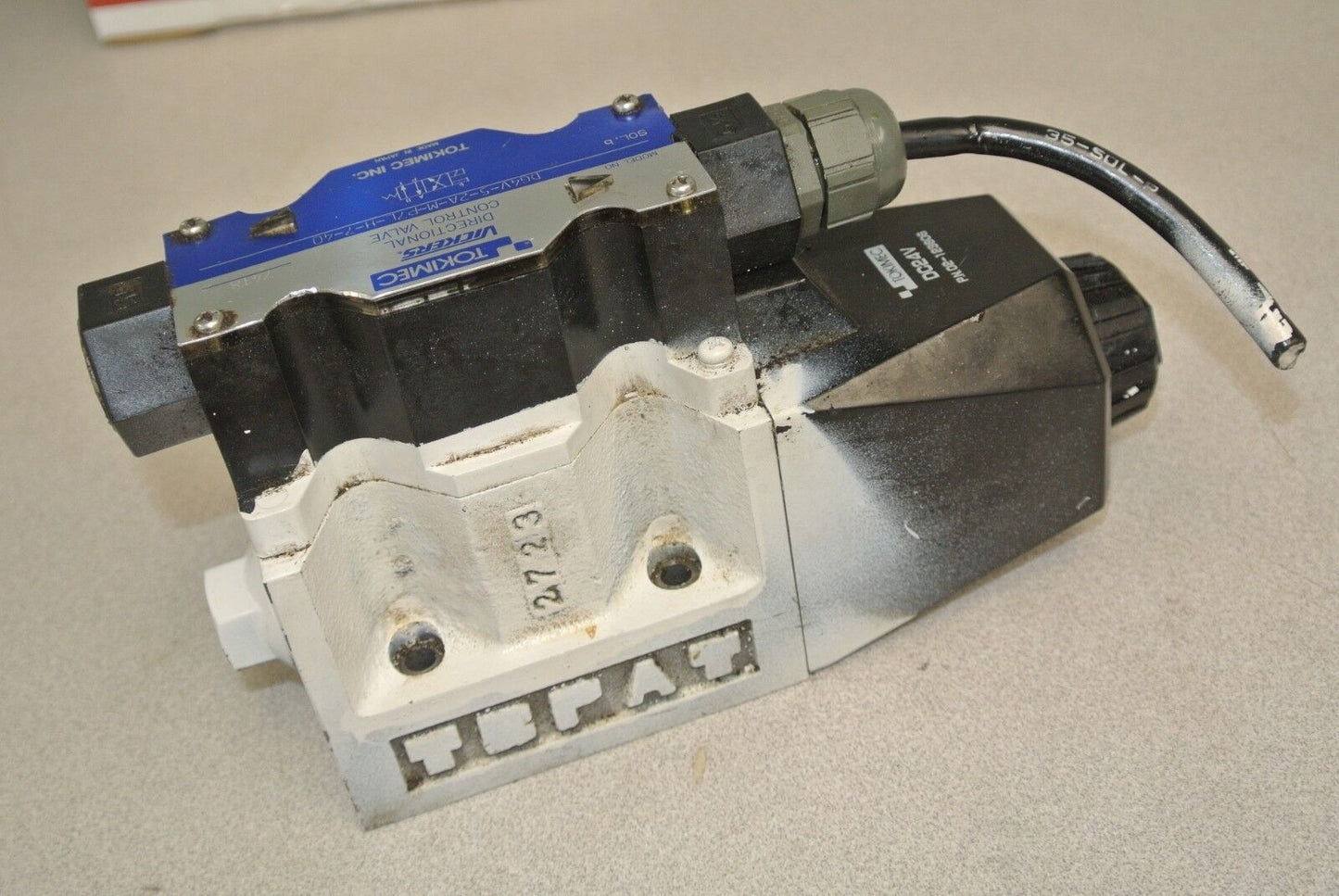 TOKIMEC / VICKERS DG4V-S-2A-M-P7L-H-7-40 DIRECTIONAL CONTROL VALVE / 24VDC COIL