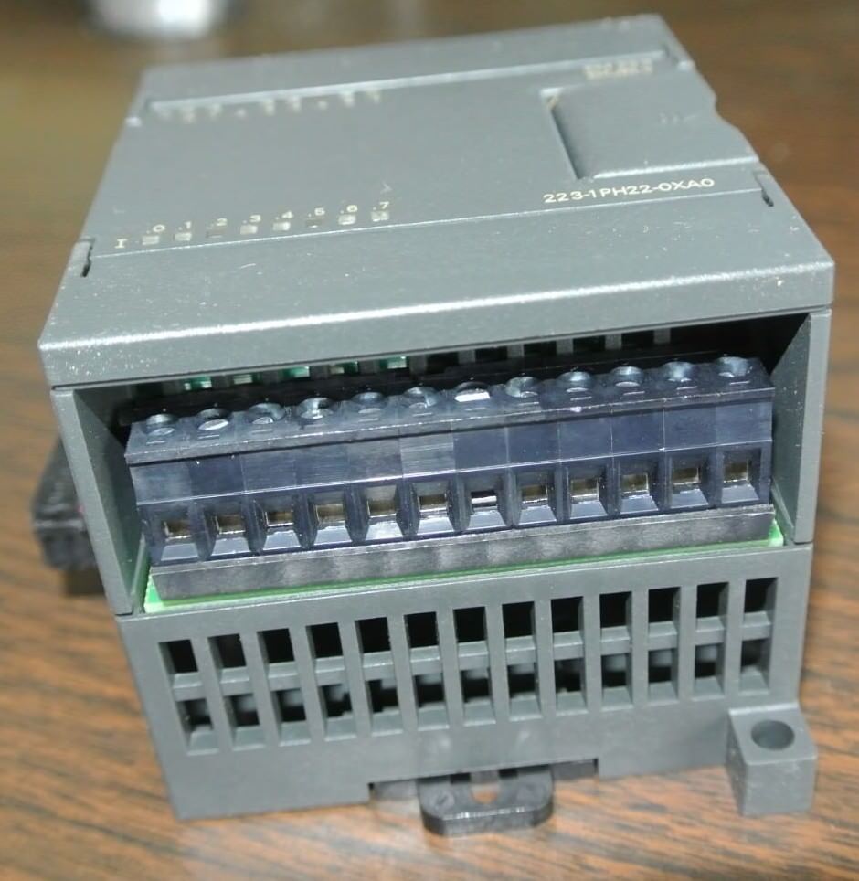 SIEMENS 6ES7 223-1PH22-0XA0 DIGITAL INPUT MODULE 8x24VDC, 15-30V NEW SURPLUS