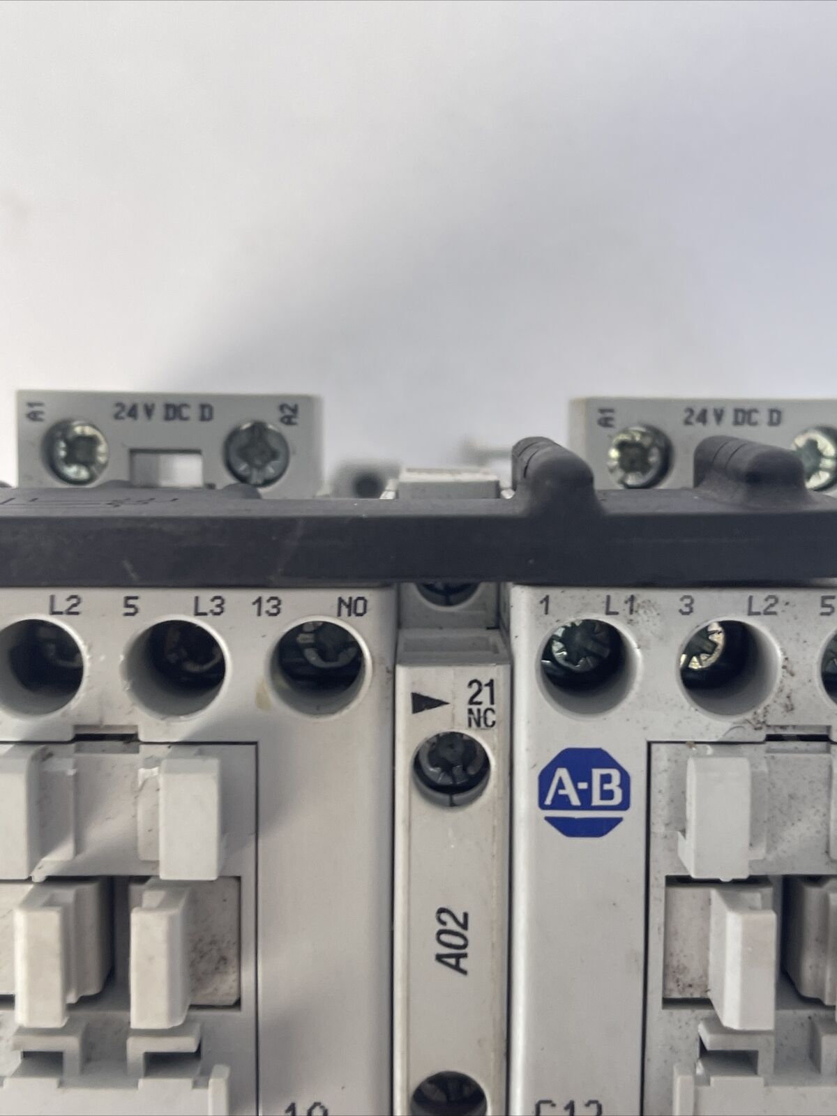 ALLEN BRADLEY REVERSING STARTER (104-C12DJ22 600VAC 32A 10HP + 193-T1AC12)