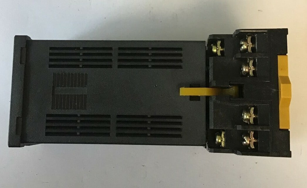 ORIENTAL MOTOR DSP502M SPEED CONTROLLER 200V 50/60HZ W/ P2CF-11 CONTACT BLOCK