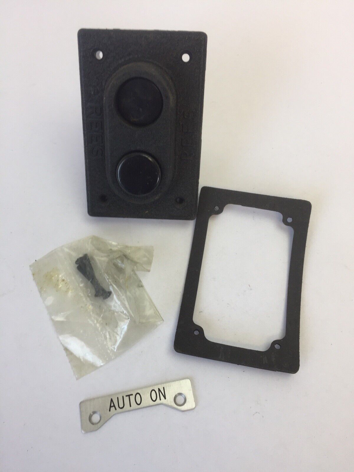 REES 00580-001 PUSHBUTTON SWITCH BLACK AUTO ON