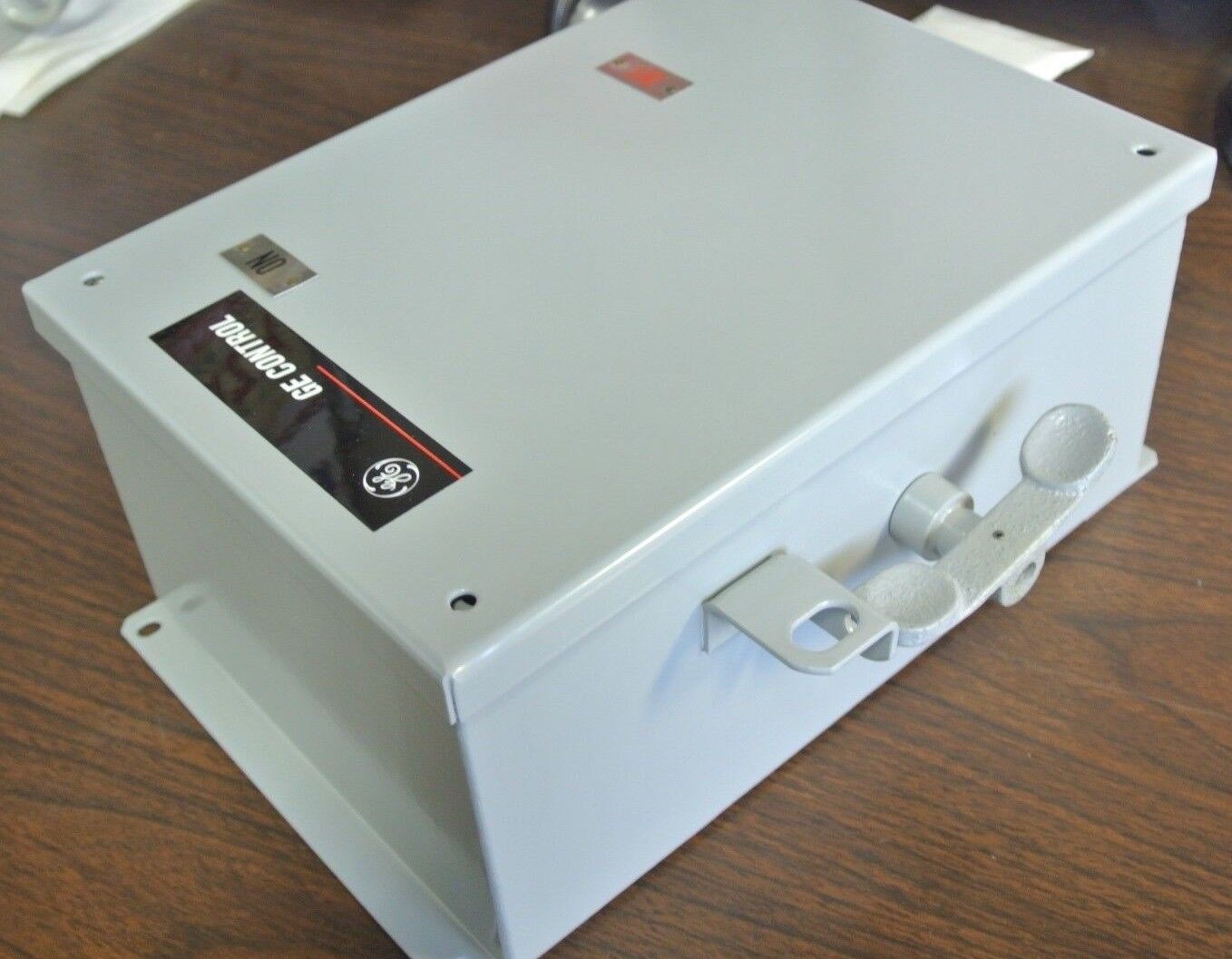 GE CR1062S3BAT3000 - MANUAL MOTOR STARTER, TOGGLE 3-P NO OVERLOAD - NEW SURPLUS