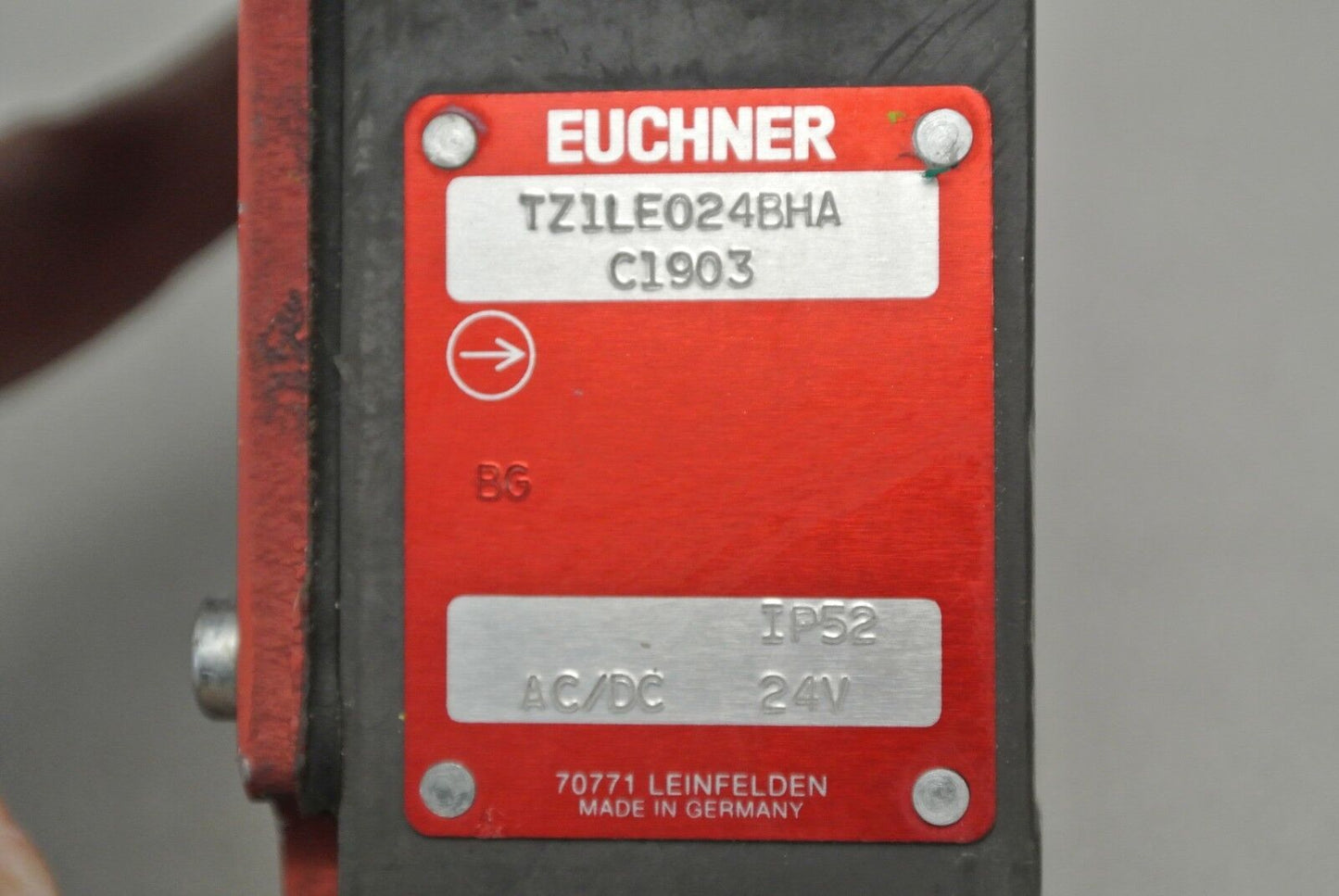 EUCHNER TZ1LE024BHA-C1903 SOLENOID LOCKING SAFETY INTERLOCK SWITCH / 24VAC/DC /
