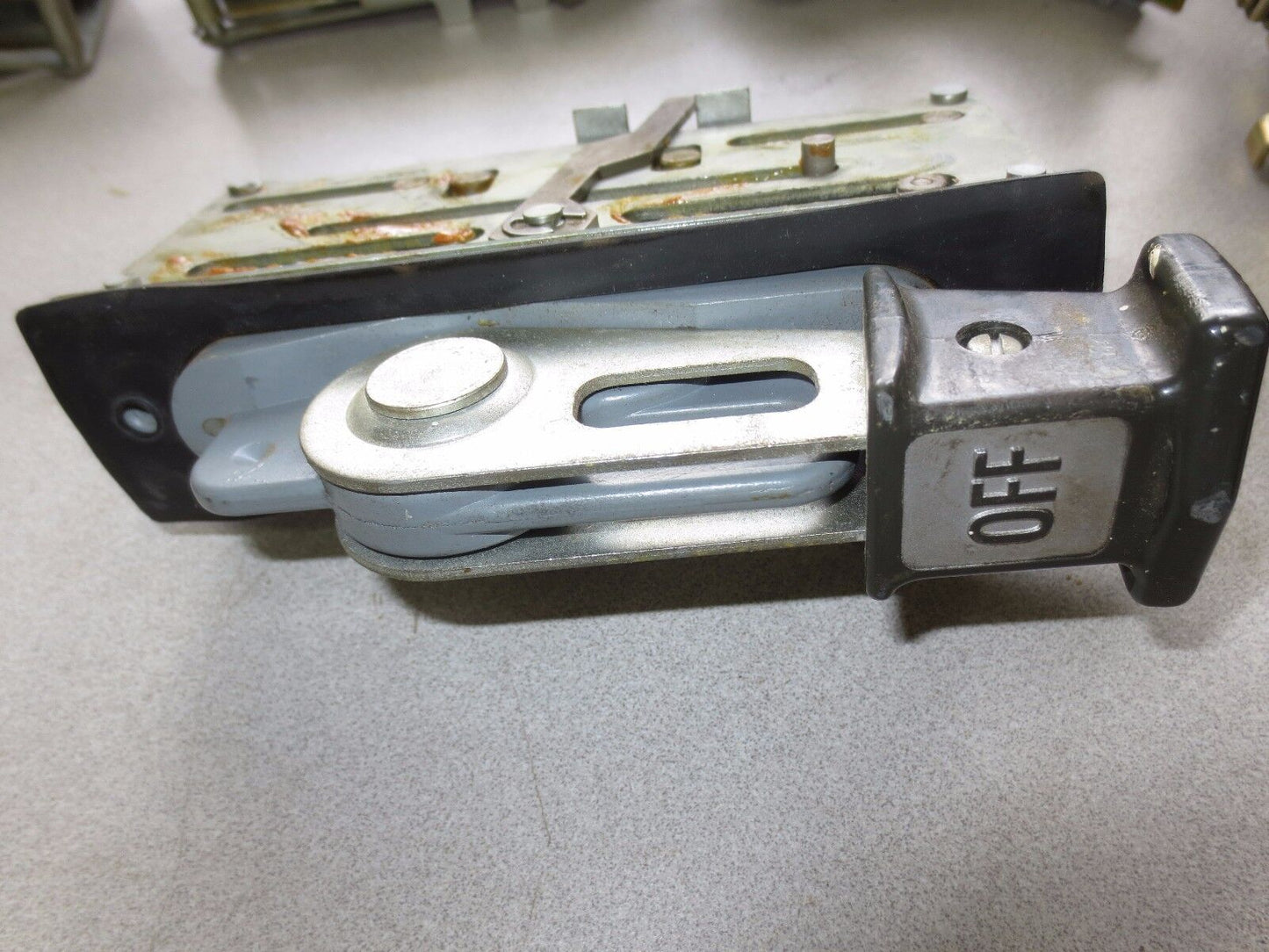 SAFETY SWITCH / DISCONNECT SWITCH HANDLE MECHANISM / TRIP LOT of 4