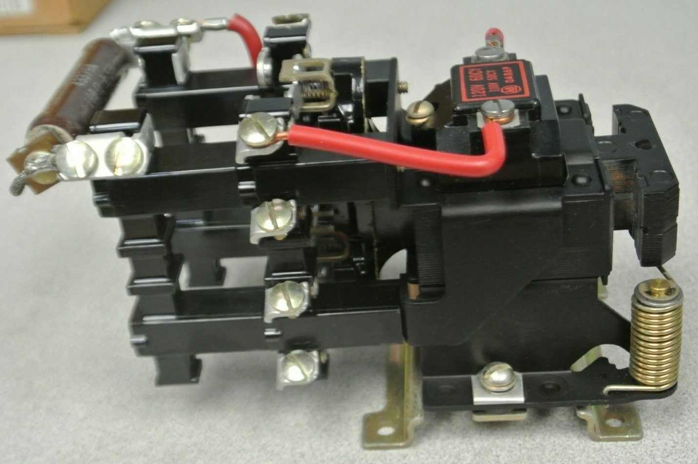 ALLEN-BRADLEY 700-BA300A1, Series A / RELAY / 3-POLE / N.O. / 120V / NEW SURPLUS