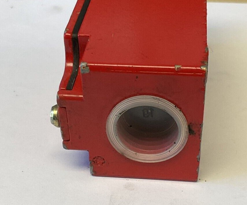 TELEMECANIQUE XCS-B803 SAFETY SWITCH 3A 240V 6KV