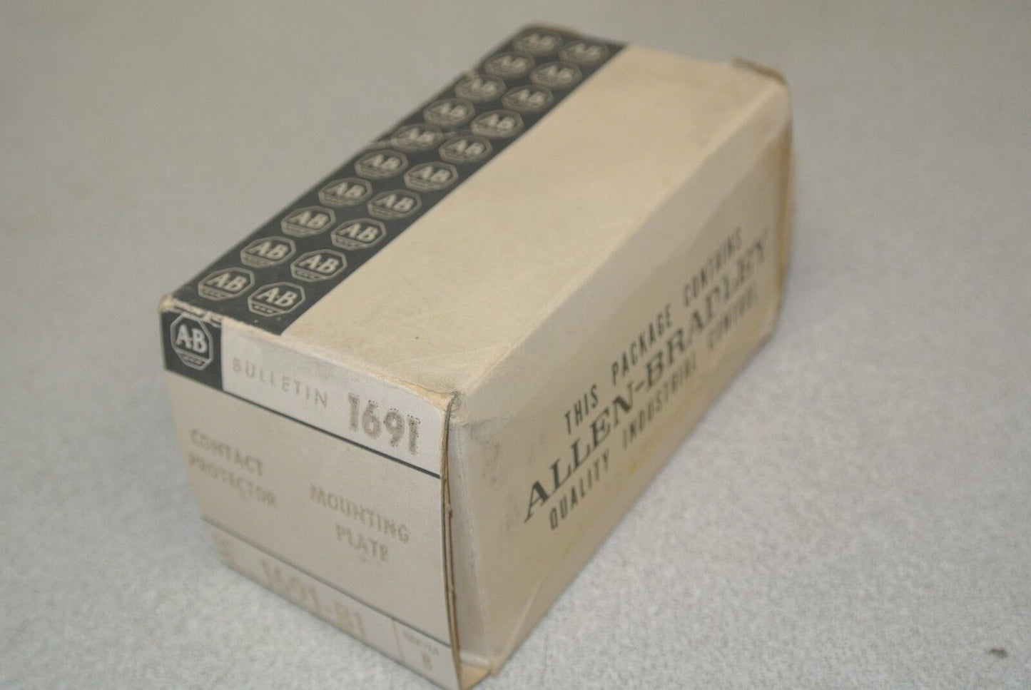 ALLEN-BRADLEY 1691-B1 CONTACT PROTECTOR MOUNTING PLATE / NEW SURPLUS