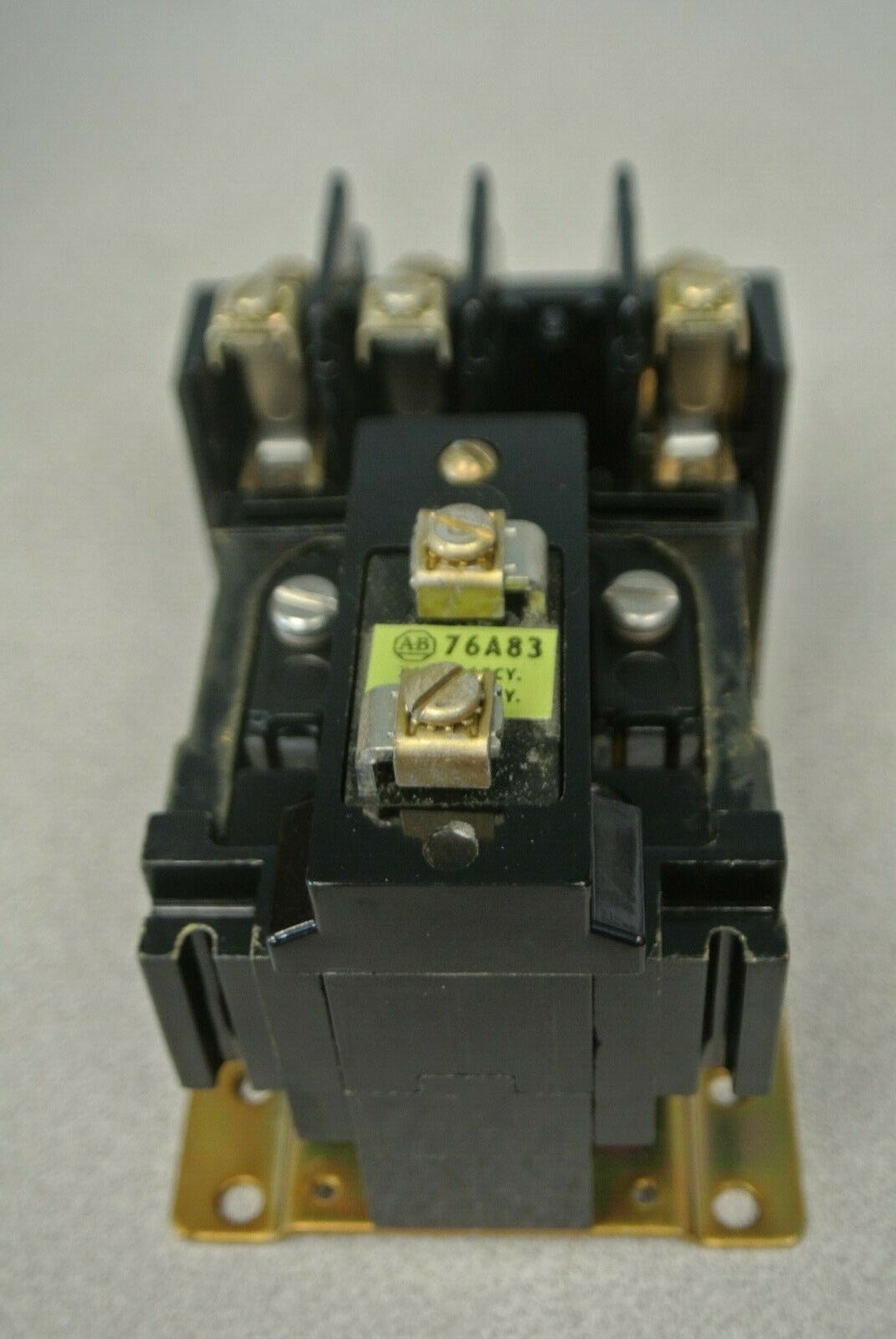 ALLEN-BRADLEY 700-BR030A2 TYPE BR AC RELAY / 240V, 60Hz / 3 N.C. / NEW SURPLUS