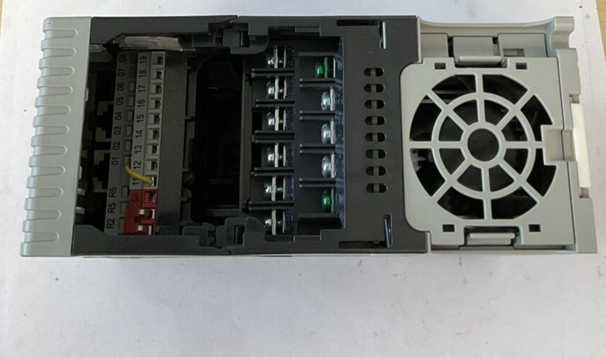 ALLEN BRADLEY 25B-D2P3N104 POWERFLEX SER.A FRN6.001 3PH 480V 63HZ 1.0HP