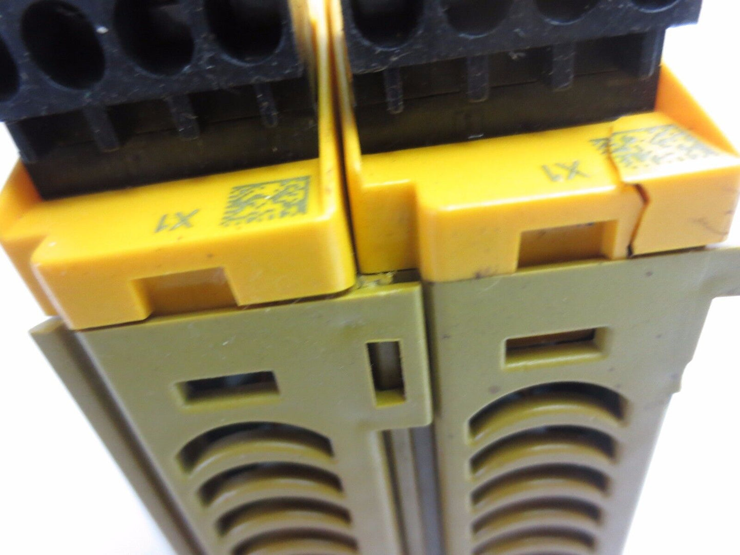 PILZ PNOZ mo4p 773536 SAFETY RELAY OUTPUT MODULE 240VAC, 6A / 24V, 6A LOT of 2
