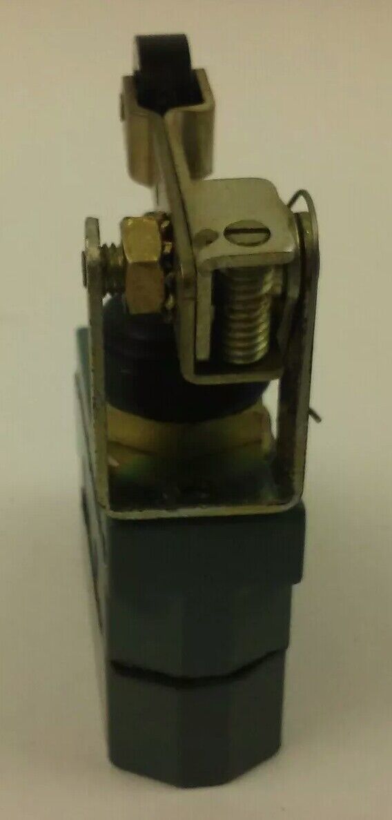GE, CR115H01302, LIMIT SWITCH, 600V MAX, .5A-125VDC, 25A-250VDC, CR115H, NEW