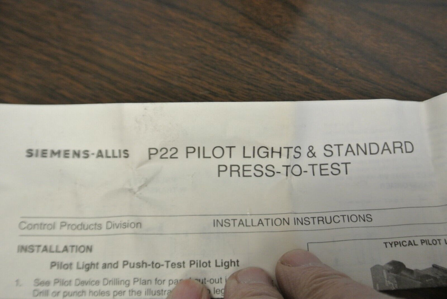 SIEMENS-ALLIS P22PLST1 PILOT LIGHT / 120V / NEW SURPLUS