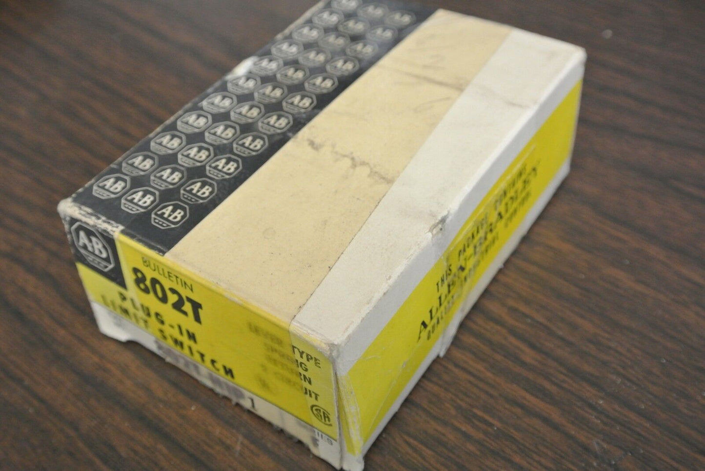 ALLEN-BRADLEY 802T-H1P1 PLUG-IN OILTIGHT LIMIT SWITCH / LEVER TYPE / NEW SURPLUS