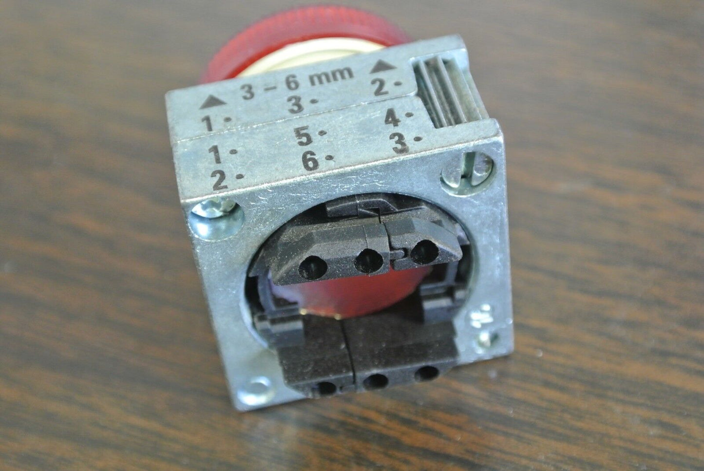 SIEMENS 3SB3501-6BA20 - PILOT LIGHT w/ CONC. RING - RED - NEW SURPLUS