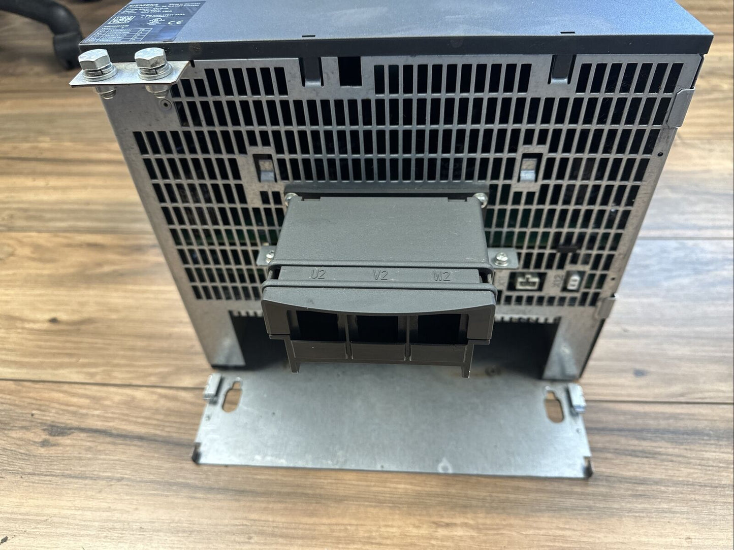 SIEMENS 6SL3120-1TE31-3AA3 SINGLE MOTOR VERSION E OUTPUT 3AC 400V 132A INPUT DC