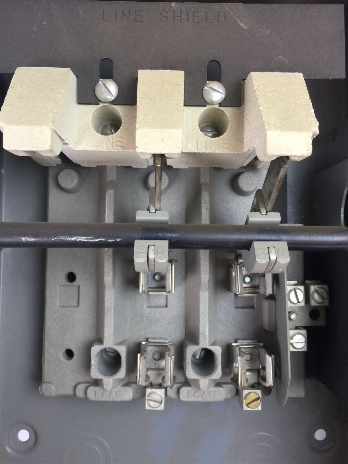 CUTLER HAMMER 4105H3341H FUSIBLE SAFETY SWITCH 30A 250VDC 240VAC 7.5HP RAINPRO