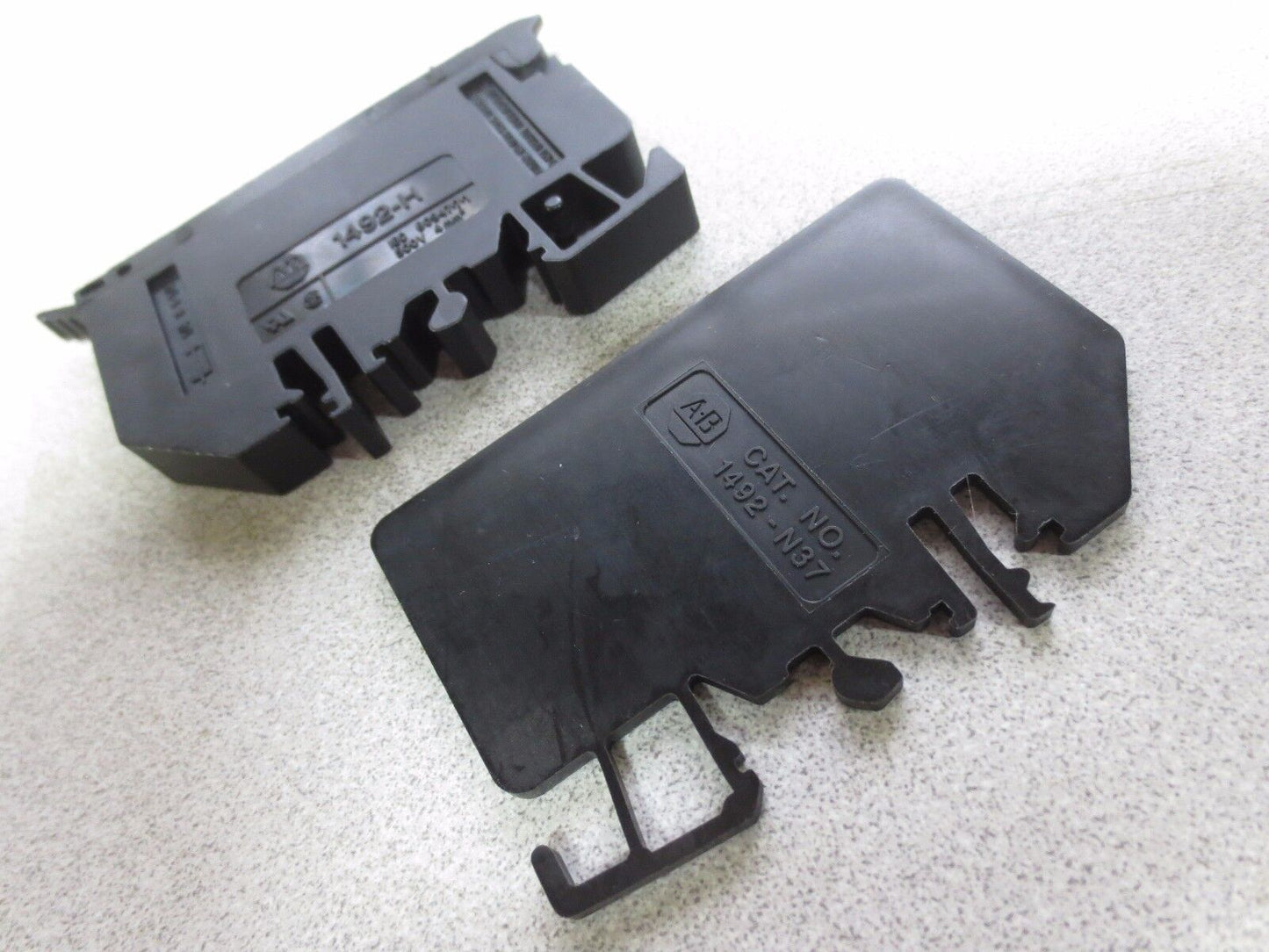ALLEN-BRADLEY 1492-H TERMINAL BLOCK (22 Pcs) + 1492-N37 END BARRIER (2 Pcs)
