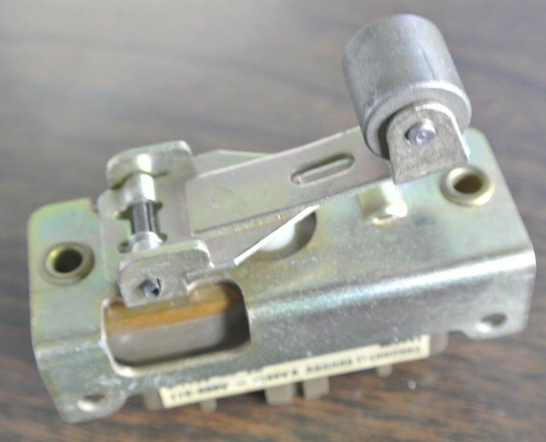 SQUARE D 9007 CB34-S1 SNAP SWITCH - 600V, 10A - NEW SURPLUS