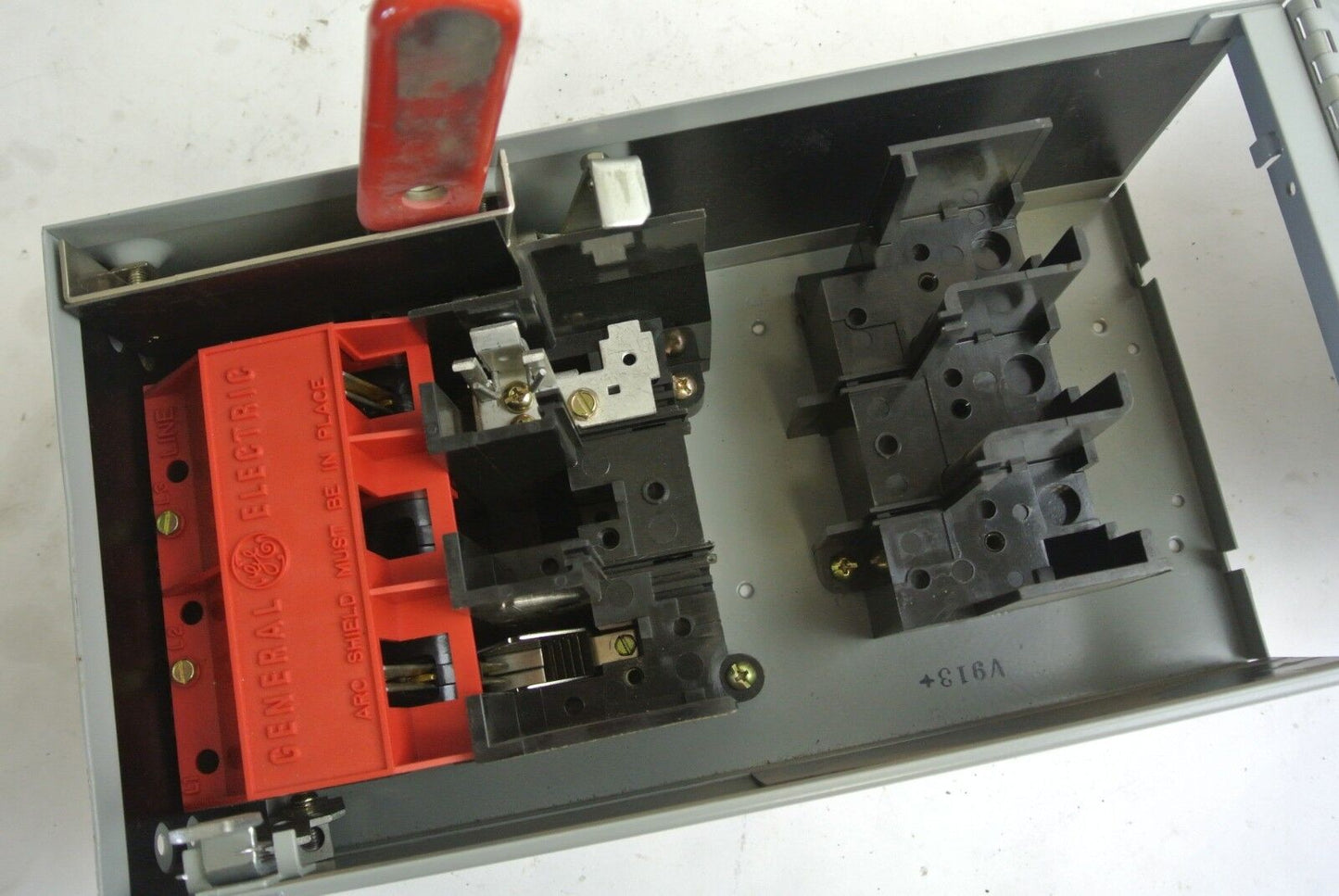 GE QMR223 FUSIBLE QMR-TYPE PANELBOARD / DISCONNECT SWITCH - 240V, 100A, 15HP MAX