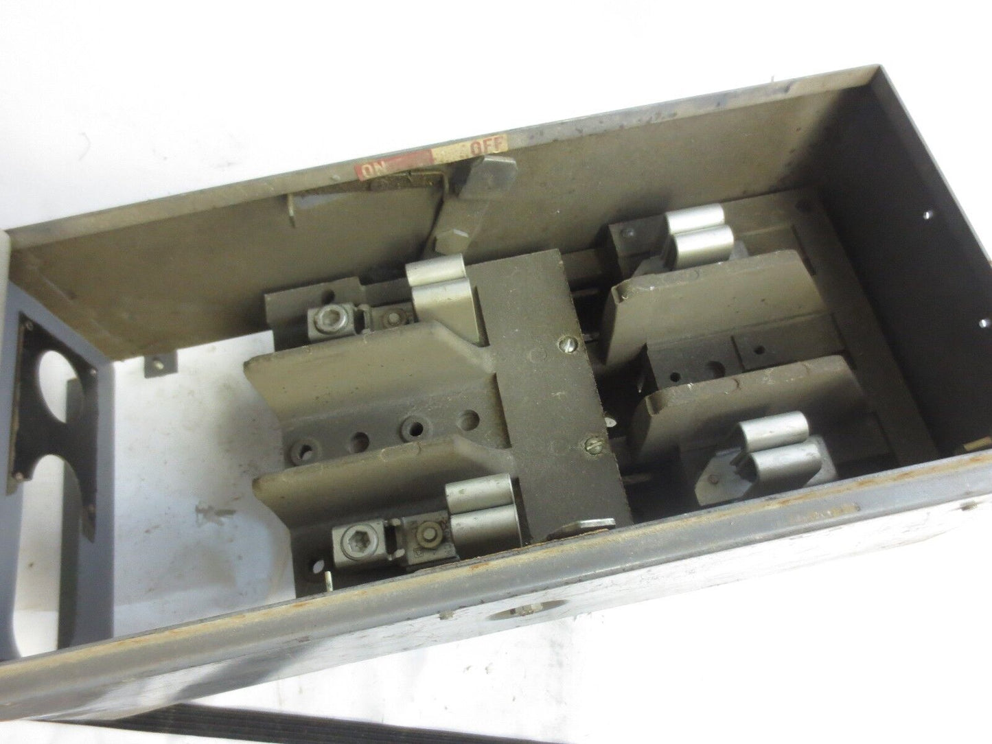 SQUARE D QMB-2220 - QMB SAFLEX UNIT / SAFETY SWITCH / BUS PLUG - 250V, 200A, 2-P