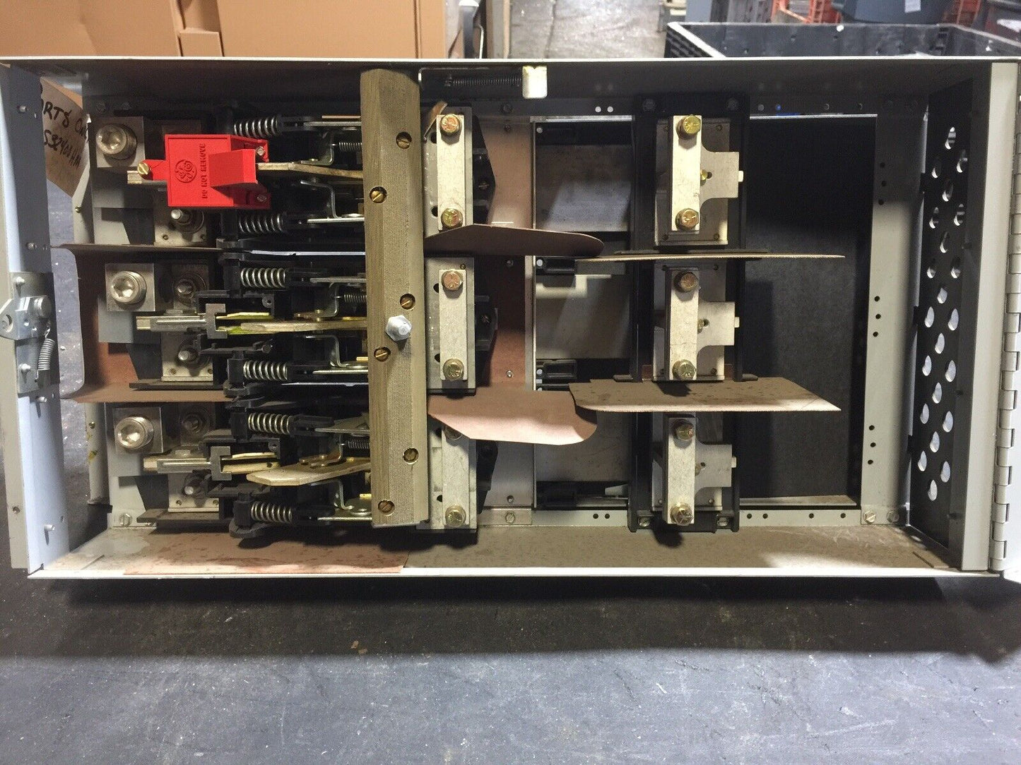 GE SPECTRA SERIES ADS32400HM FUSIBLE SWITCH UNIT 240VAC 250VDC 400A 3P 125HP