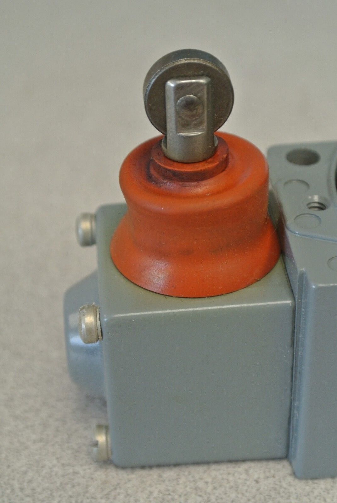 ALLEN-BRADLEY 802R-KF / OILTIGHT LIMIT SWITCH, SIDE PUSH ROLLER / NEW SURPLUS