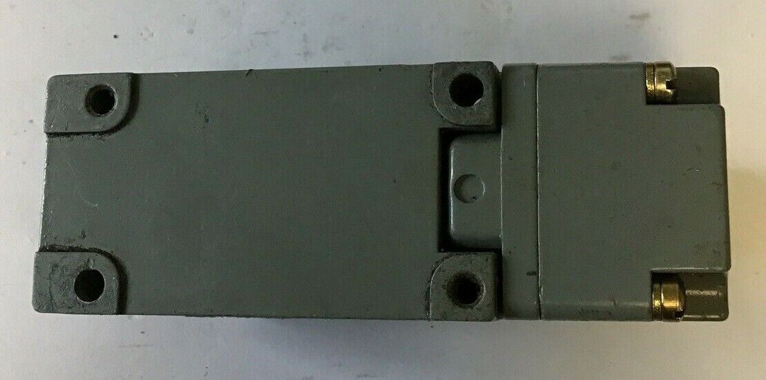 CUTLER HAMMER E50SB SER.A2 A600 LIMIT SWITCH W/ E50DD1 SWITCH HEAD.
