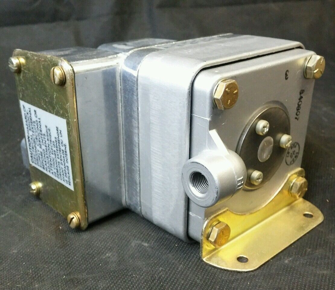 BARKSDALE DPD2T-A3 PRESSURE OR VACUUM ACTUATED SWITCH