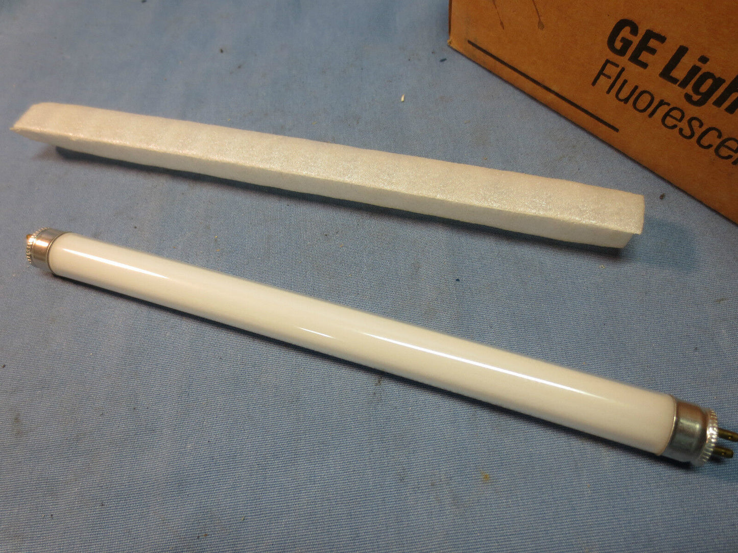 GENERAL ELECTRIC F6T5/CW, 10032-8, 2V805 FLUORESCENT BULBS - 20 LEFT IN BOX