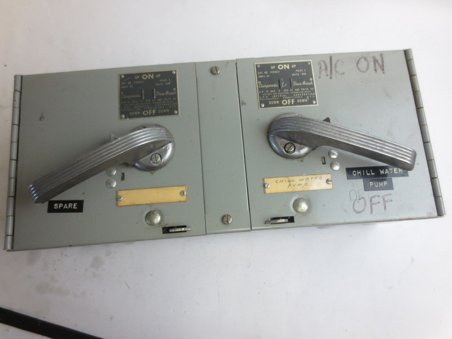 I-T-E SIEMENS V7E3611 TWIN VACU-BREAK PANELBOARD SWITCH, 600VAC, 30A, 3-POLE