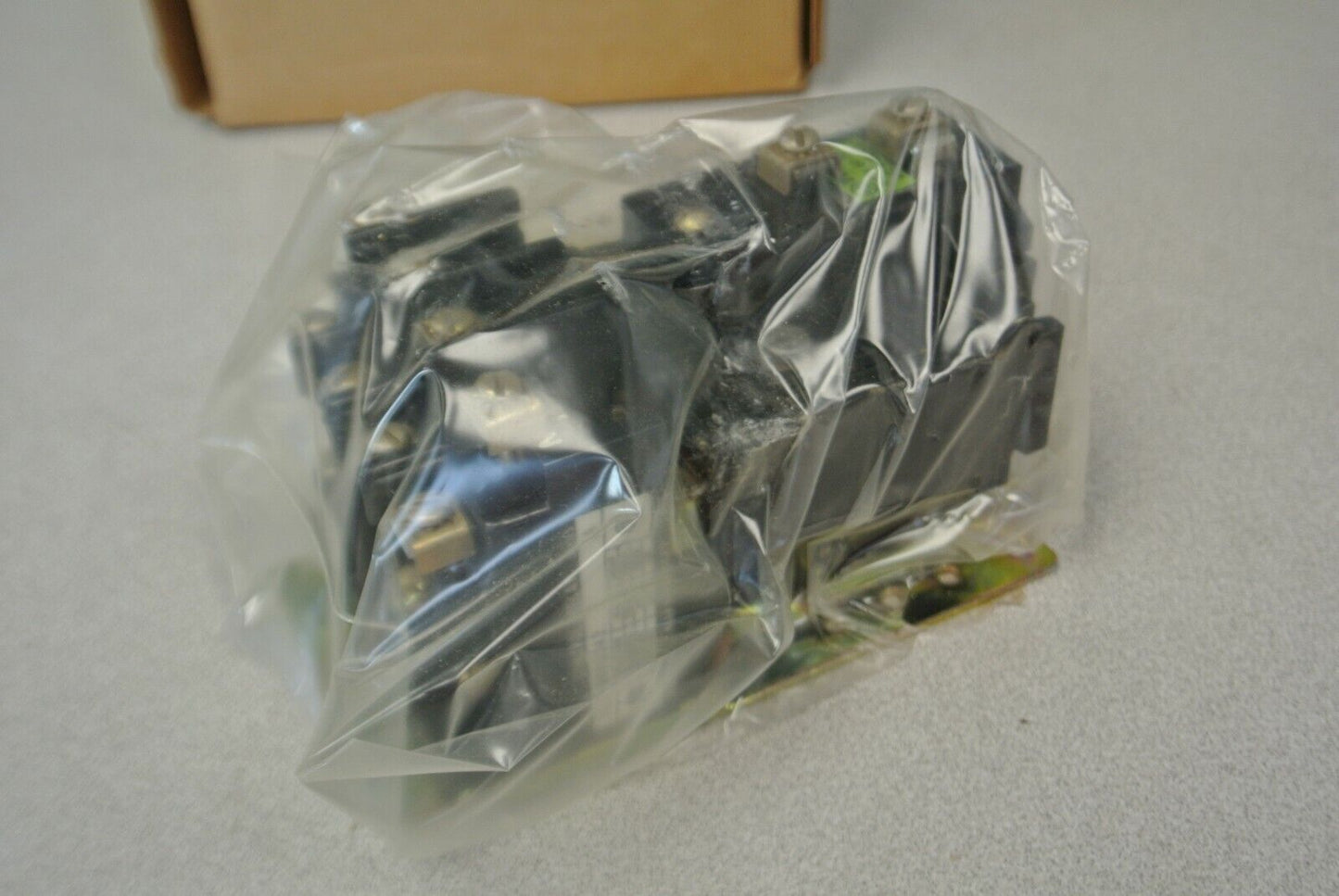 ALLEN-BRADLEY 700-BR400A2 TYPE BR AC RELAY / 240V, 60Hz / 4 N.O. / NEW SURPLUS