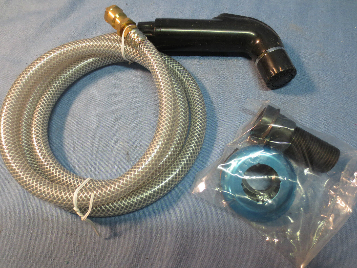 24418 HOSE & SPRAY KIT FOR KITCHEN SINKS - BLACK - L.G. SOURCING - NEW SURPLUS