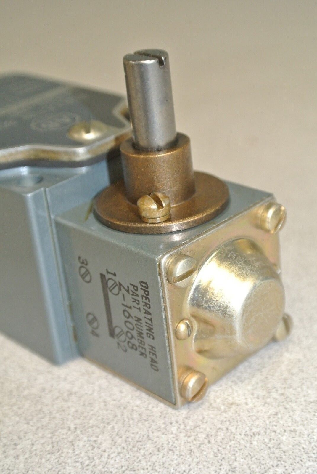 ALLEN-BRADLEY 802T-HW2 OILTIGHT LIMIT SWITCH Ser 1 / SPRING RETURN / NEW SURPLUS
