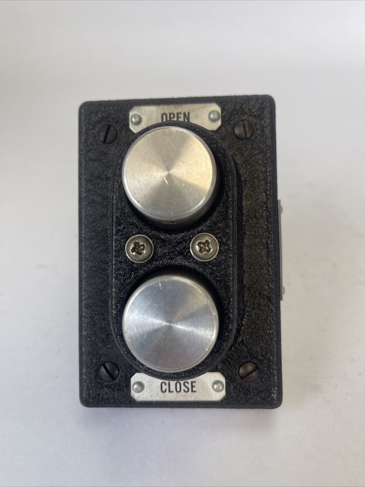 REES 3924 CONTROL PUSHBUTTON SWITCH OPEN CLOSE