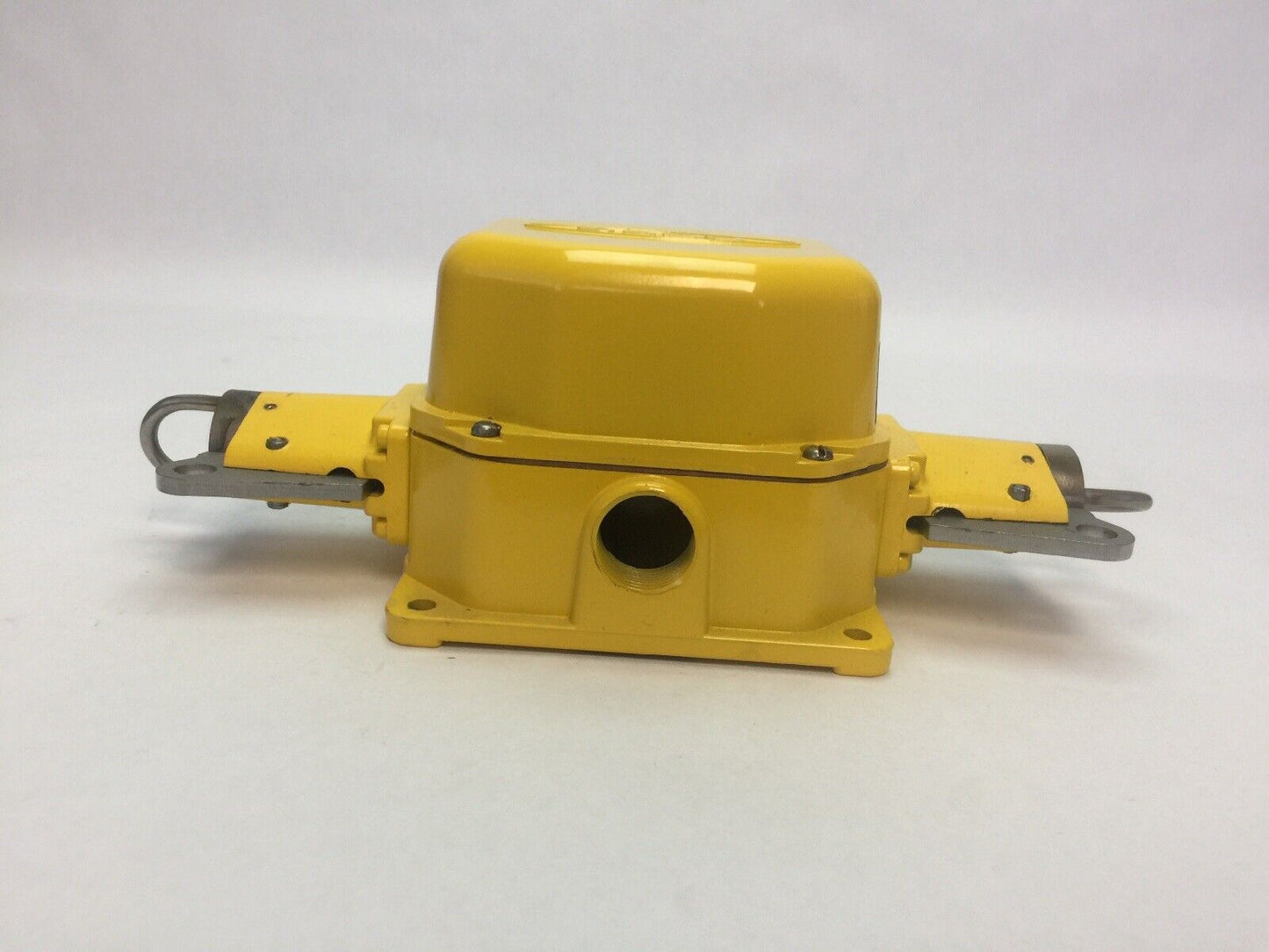 REES 04954-214 CABLE OPERATED SWITCH DOUBLE END LATCH PLATE 25# TRIP FORCE *2NO/