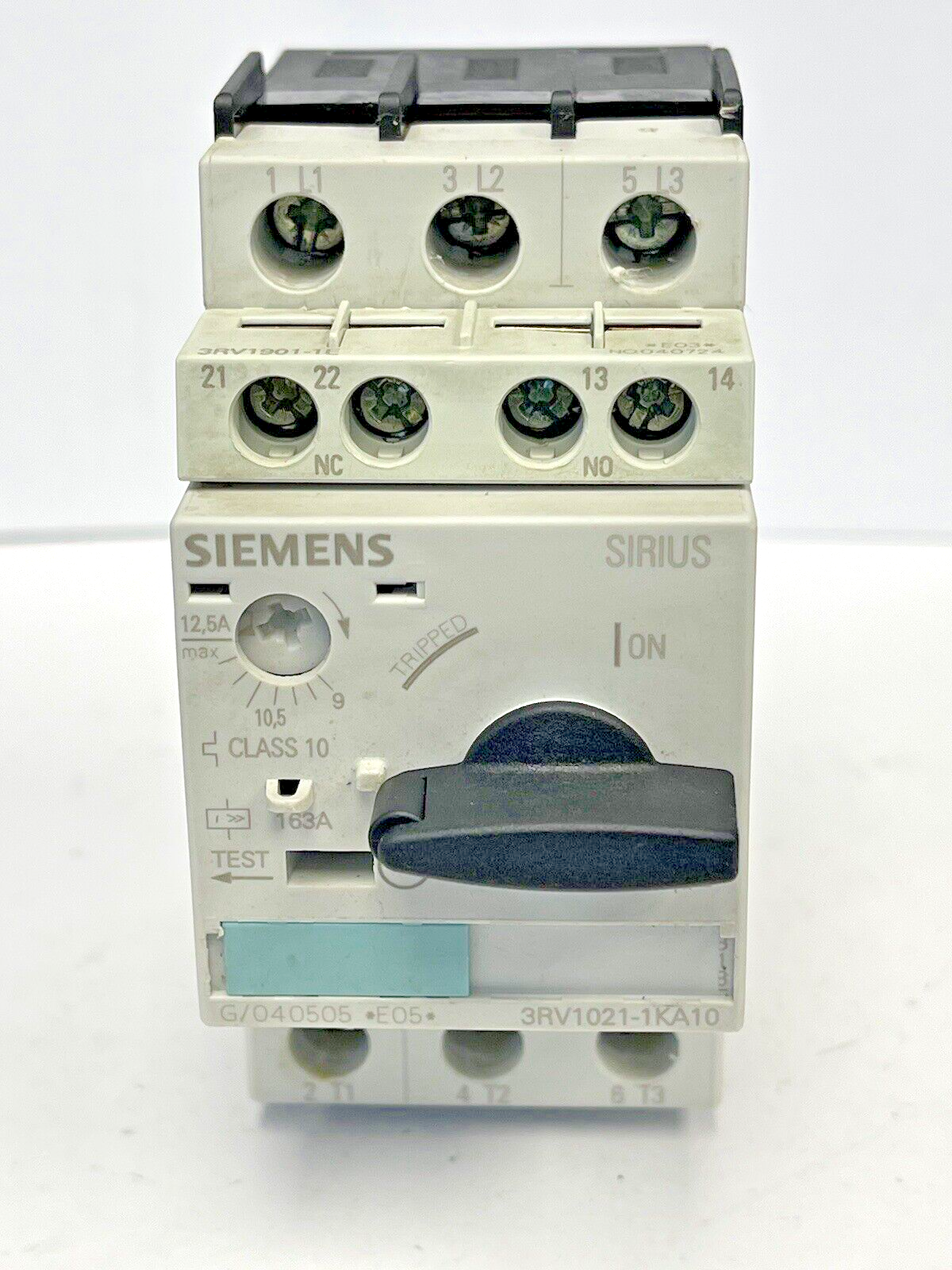 SIEMENS - 3RV1021-1KA10 & 3RV1901-1E - CIRCUIT BREAKER W/ SWITCH TRANSVERSE