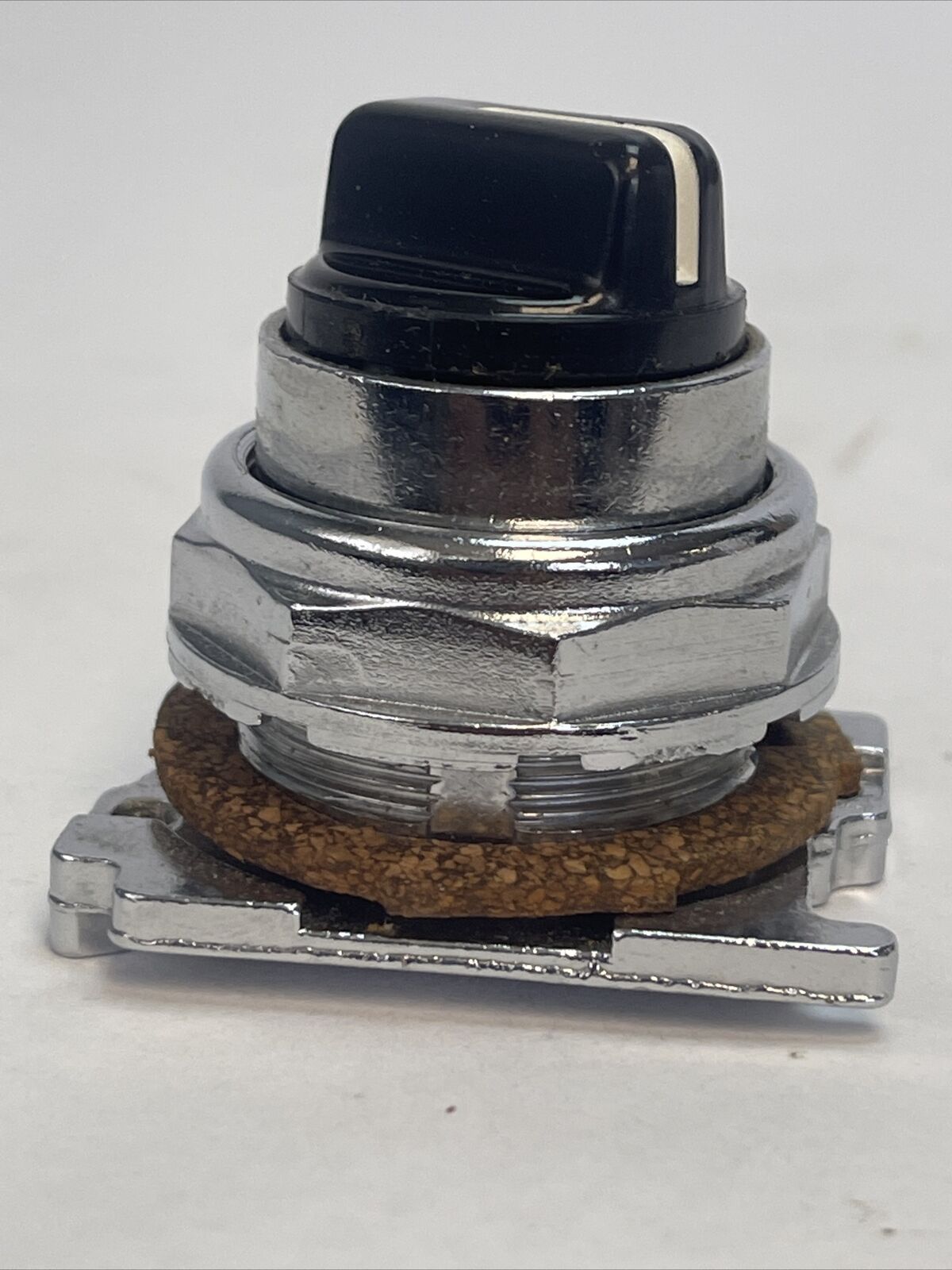 CUTLER HAMMER 10250T3032 SELECTOR SWITCH 3 POS. SPR. RET. NEMA 4-13 LEVER VERT