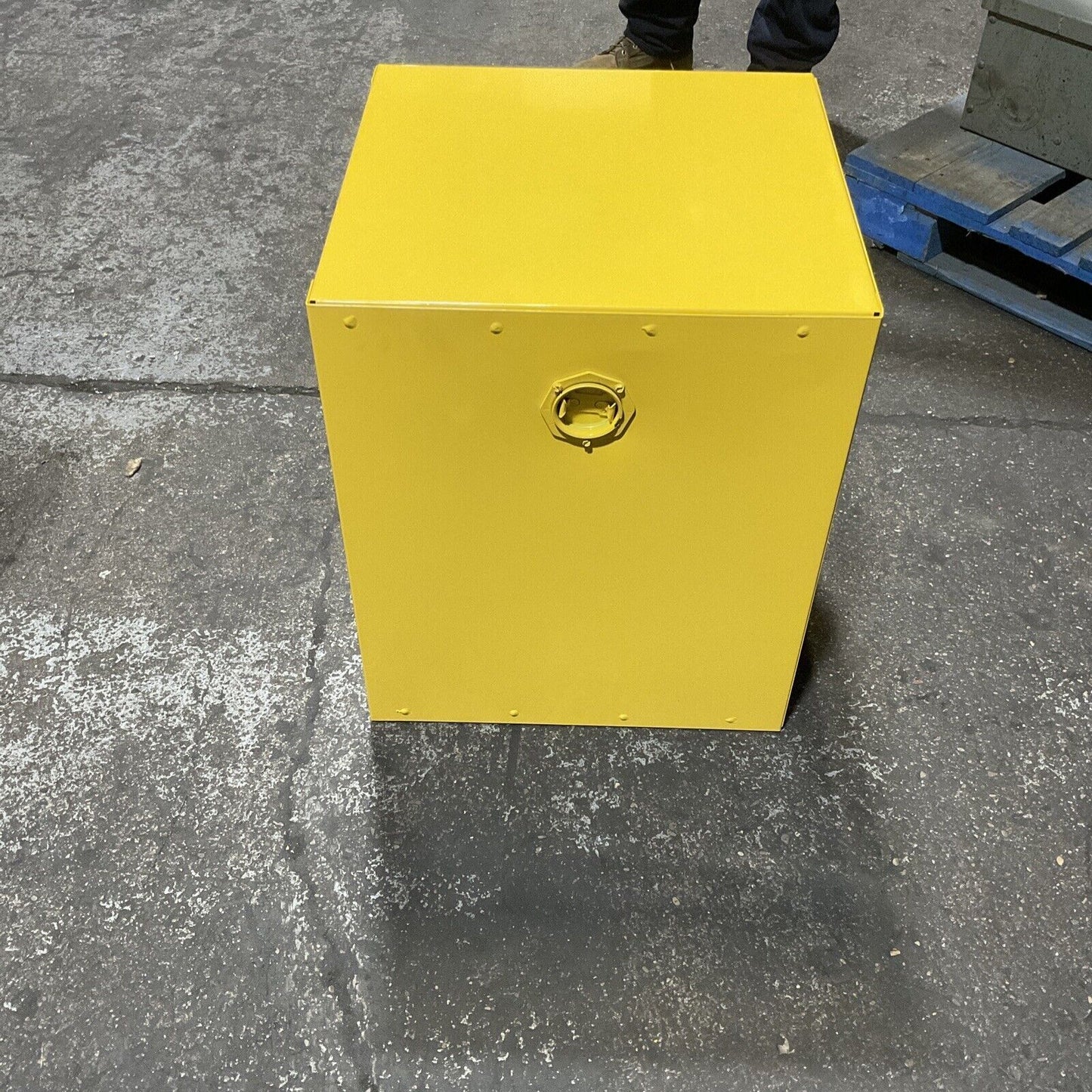 EAGLE MFG. 1904 SAFTEY STORAGE CABINET 4 GALLON