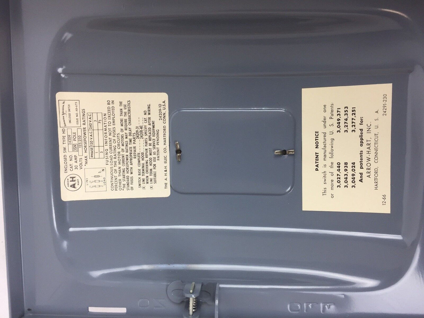 ARROW HART 24209 HEAVY DUTY ENCLOSED SWITCH 3 SN POLES 30 AMPS 125-250V FUSIBLE