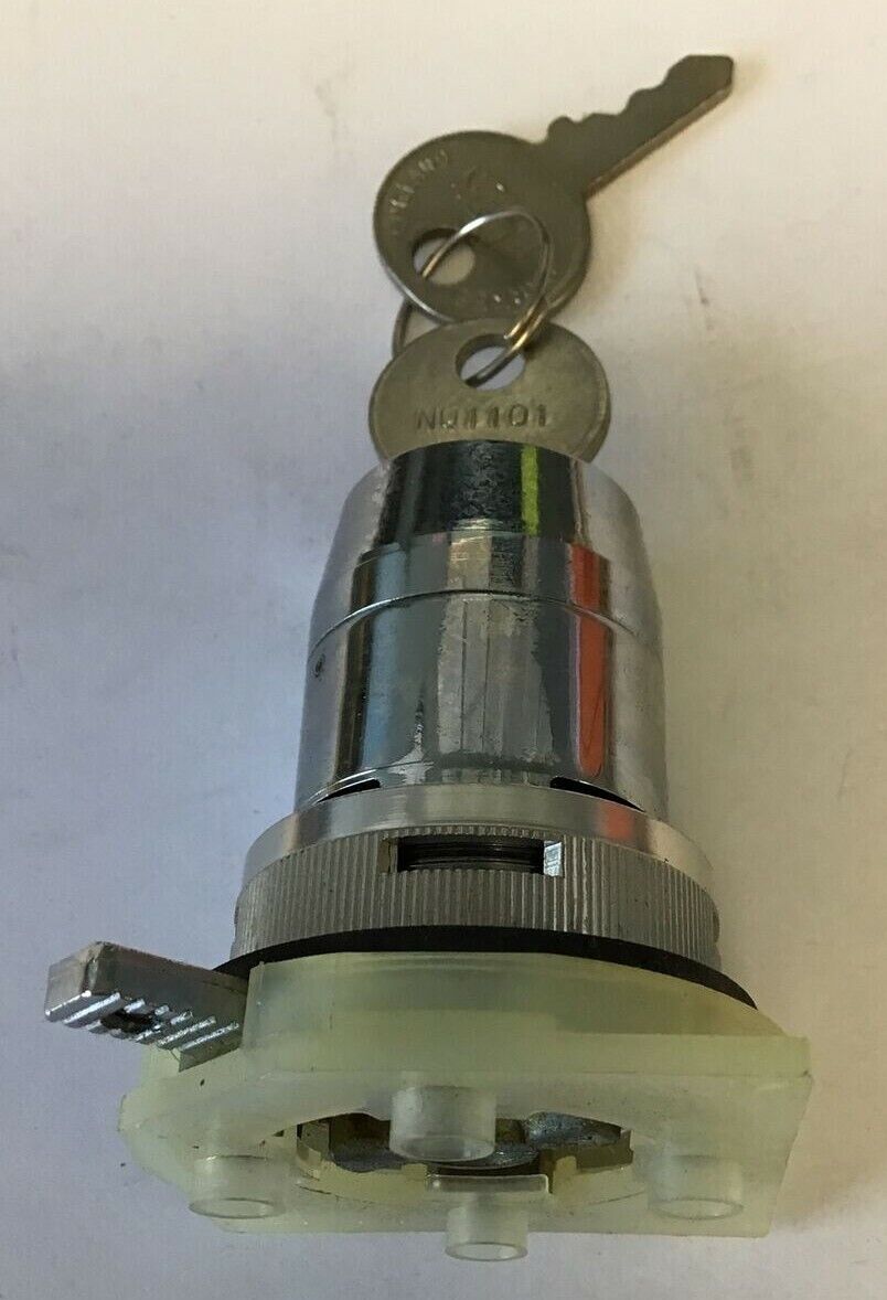 SQUARE D 9001 TS-9K5 NQ1101 SELECTOR SWITCH 3POS KEY OPERATED SER.A