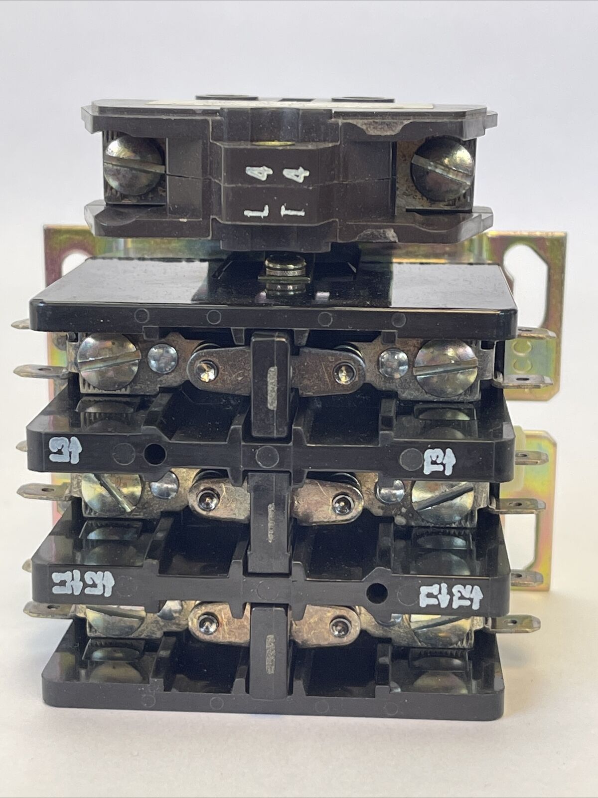 JOSLYN CLARK DP3C304-24 DEFINITE PURPOSE CONTACTOR A77-309027A-3 600VAC COIL 24V