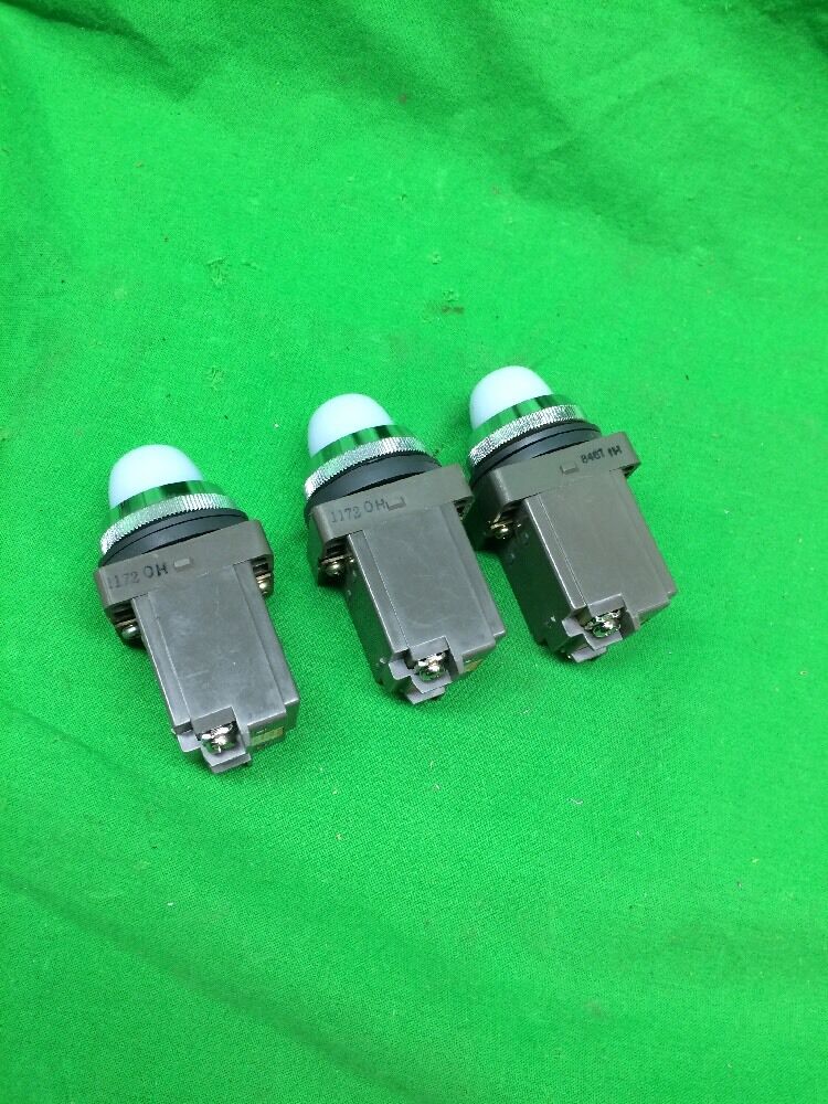 *LOT OF 3* IDEC WHITE CAP INDICATOR LIGHT APN 200/220V