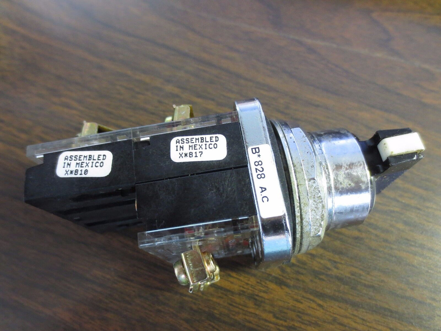FURNAS 52SA2GAB Ser. F - THREE-POSITION SWITCH, CENTER OFF + 52BAJ