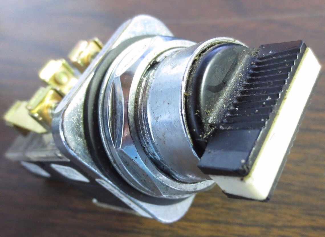 FURNAS 52SA2GAB Ser. F - THREE-POSITION SWITCH, CENTER OFF + 52BAJ