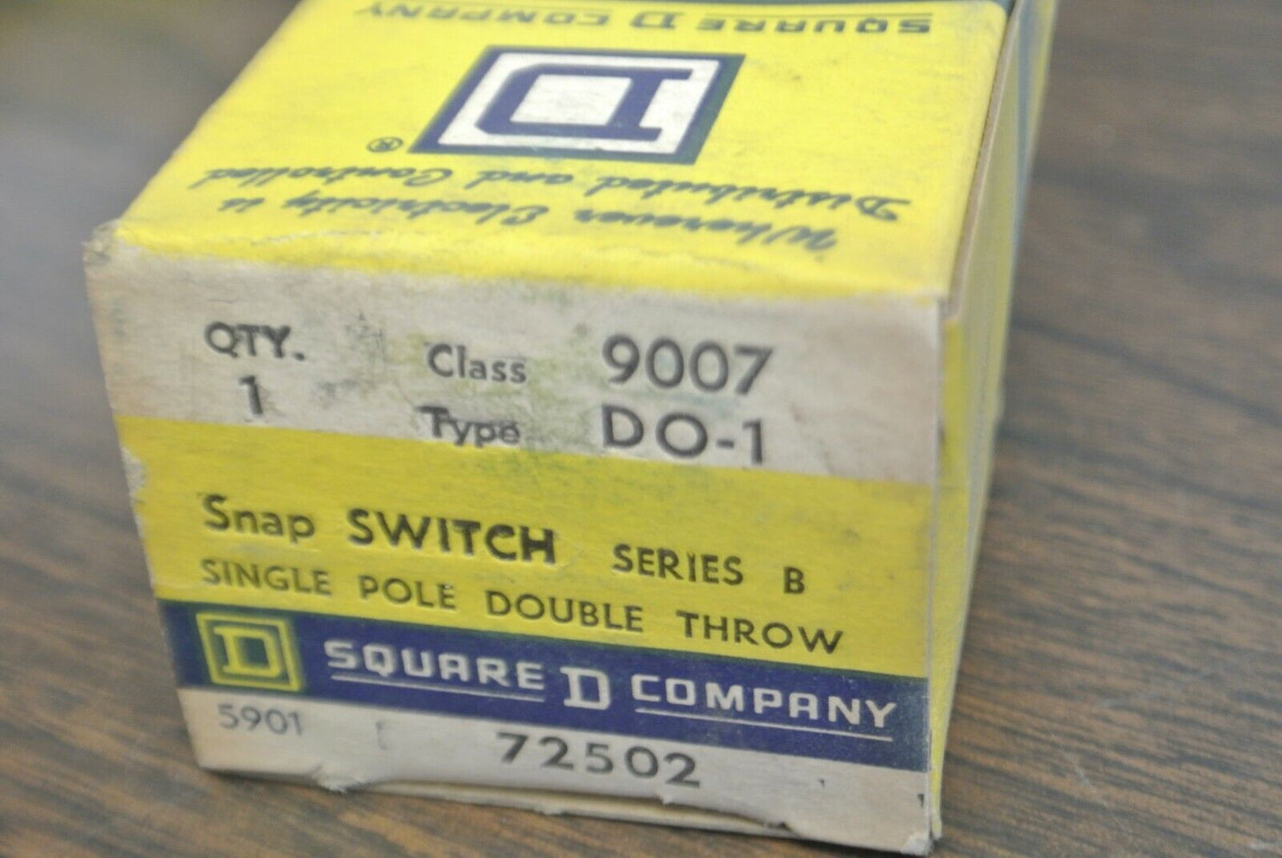 SQUARE D 9007 DO-1 Ser. B / SNAP SWITCH SINGLE POLE, DOUBLE THROW / NEW SURPLUS