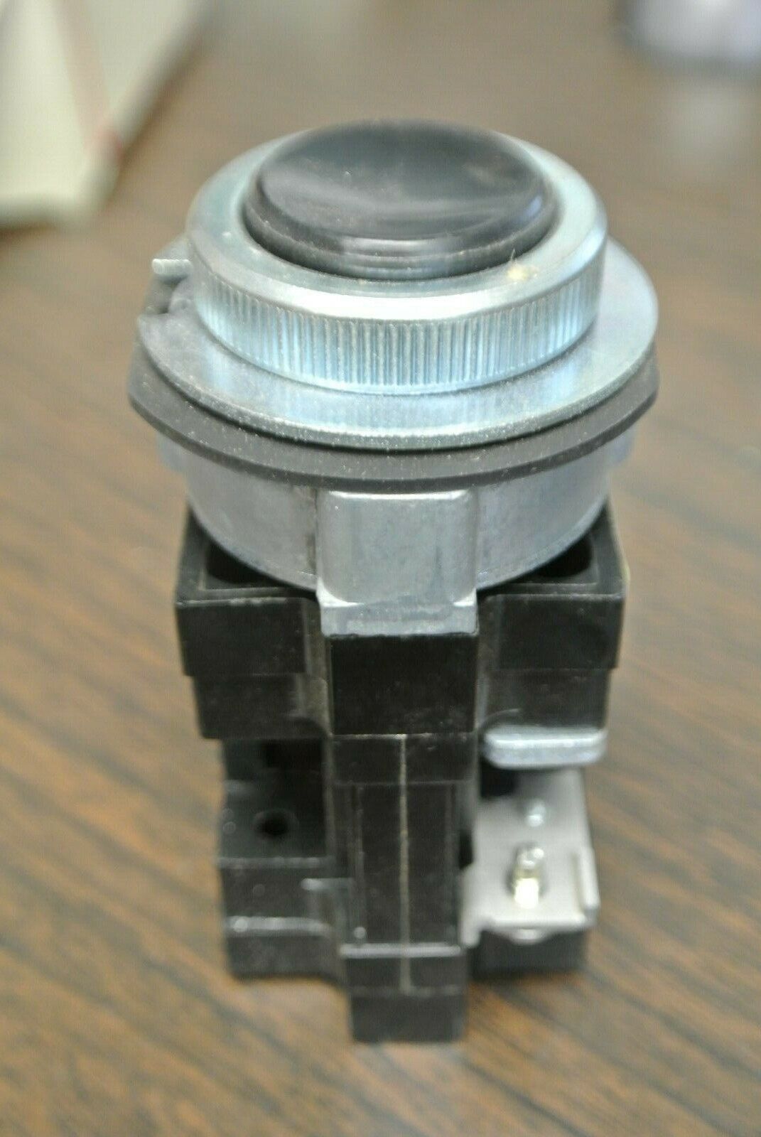 CUTLER-HAMMER 10250H520A11 HEAVY DUTY PUSHBUTTON / BLACK / NEW SURPLUS