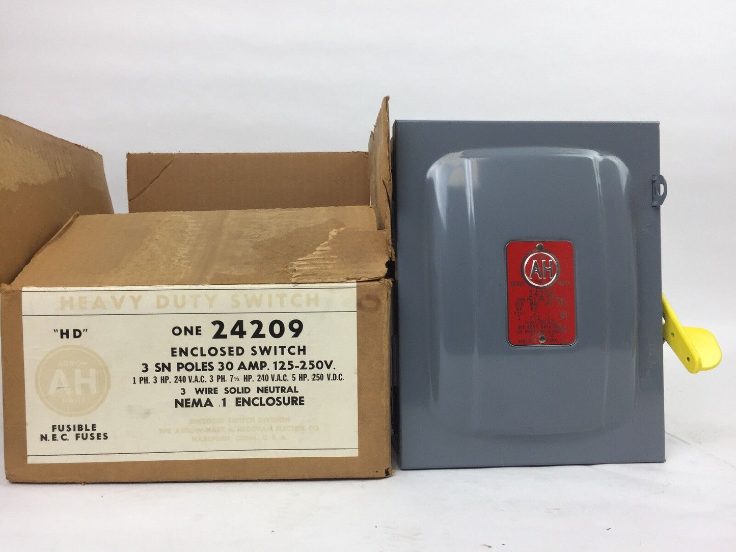 ARROW HART 24209 HEAVY DUTY ENCLOSED SWITCH 3 SN POLES 30 AMPS 125-250V FUSIBLE