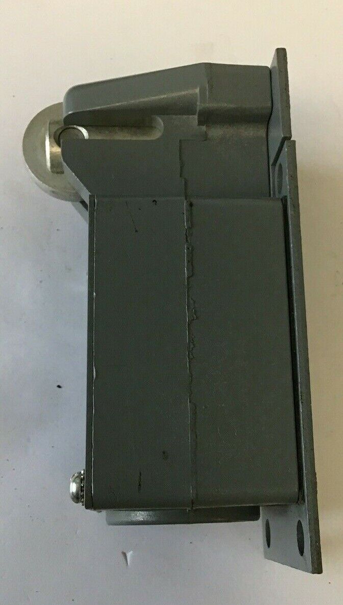 CUTLER HAMMER 10316H10D LIMIT SWITCH 1N.O.-1N.C. PUSH ROLLER