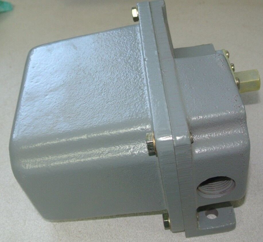 SQUARE D 9012 GAR26 MACHINE TOOL PRESSURE SWITCH, TYPE G - NEW SURPLUS